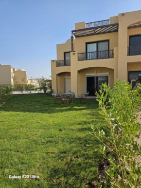 Makadi home lake view & garden